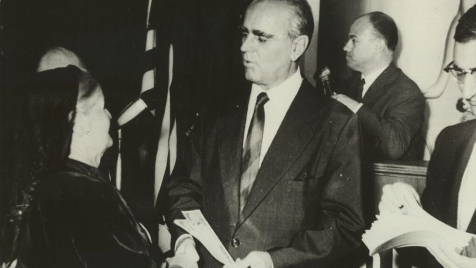 Ο εθνάρχης Καραμανλής παραδίδει τις πρώτες επιταγές του ΟΓΑ, σε συμβολική τελετή στο Ζάππειο (9/6/1962).